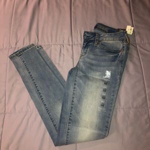 Aeropostale’s Lightwash Low-rise Regular Jeggings